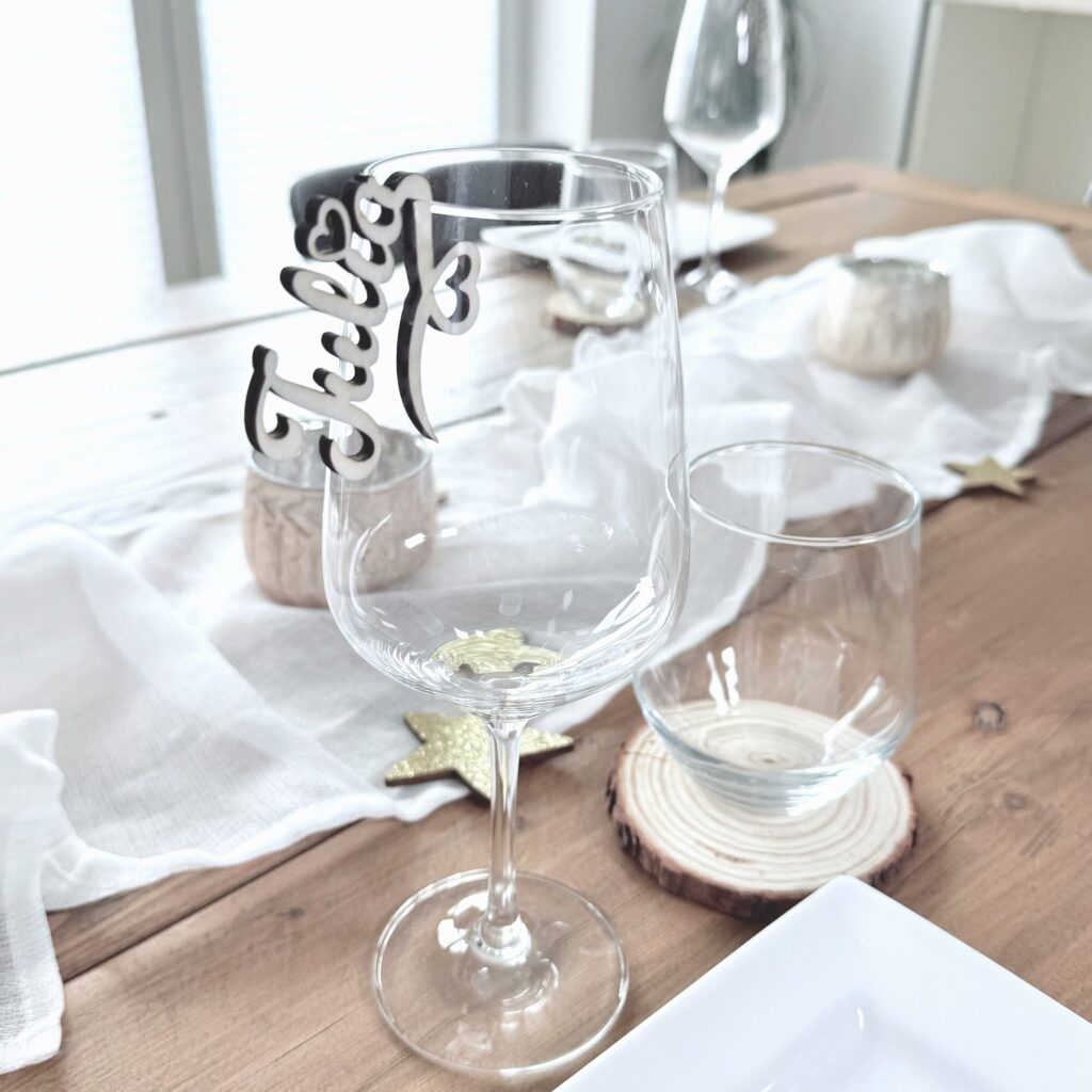 Gedeckter Tisch mit Glasanhänger