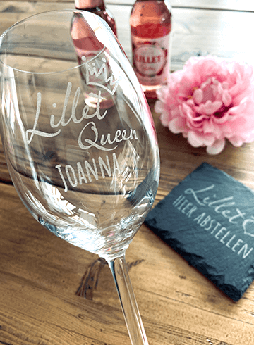 Graviertes personalisiertes Lillet Glas mit graviertem Schiefer-Untersetzer