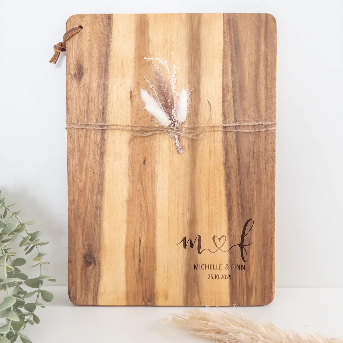 Großes Schneidebrett mit Initialien. Auf dem Schneidebrett aus Akazienholz sind die Initilien m Herz f graviert. Dadrunter die Namen und das Hochzeitsdatum.