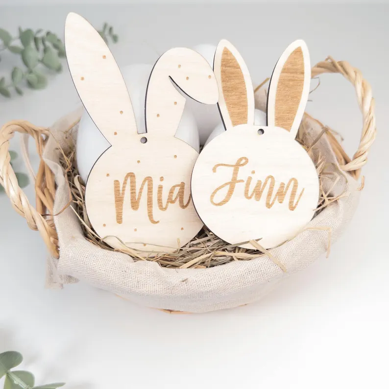 Personalisierte Osteranhänger aus Holz: Osterhase mit Name Mia & Finn im Korb – Geschenk für Geschwister