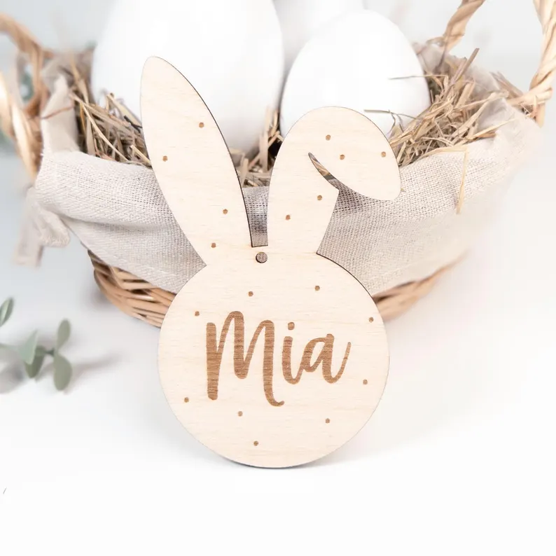 Holzanhänger Osterhase personalisiert mit Name Mia, natur Holz, gepunktet – Geschenk zu Ostern