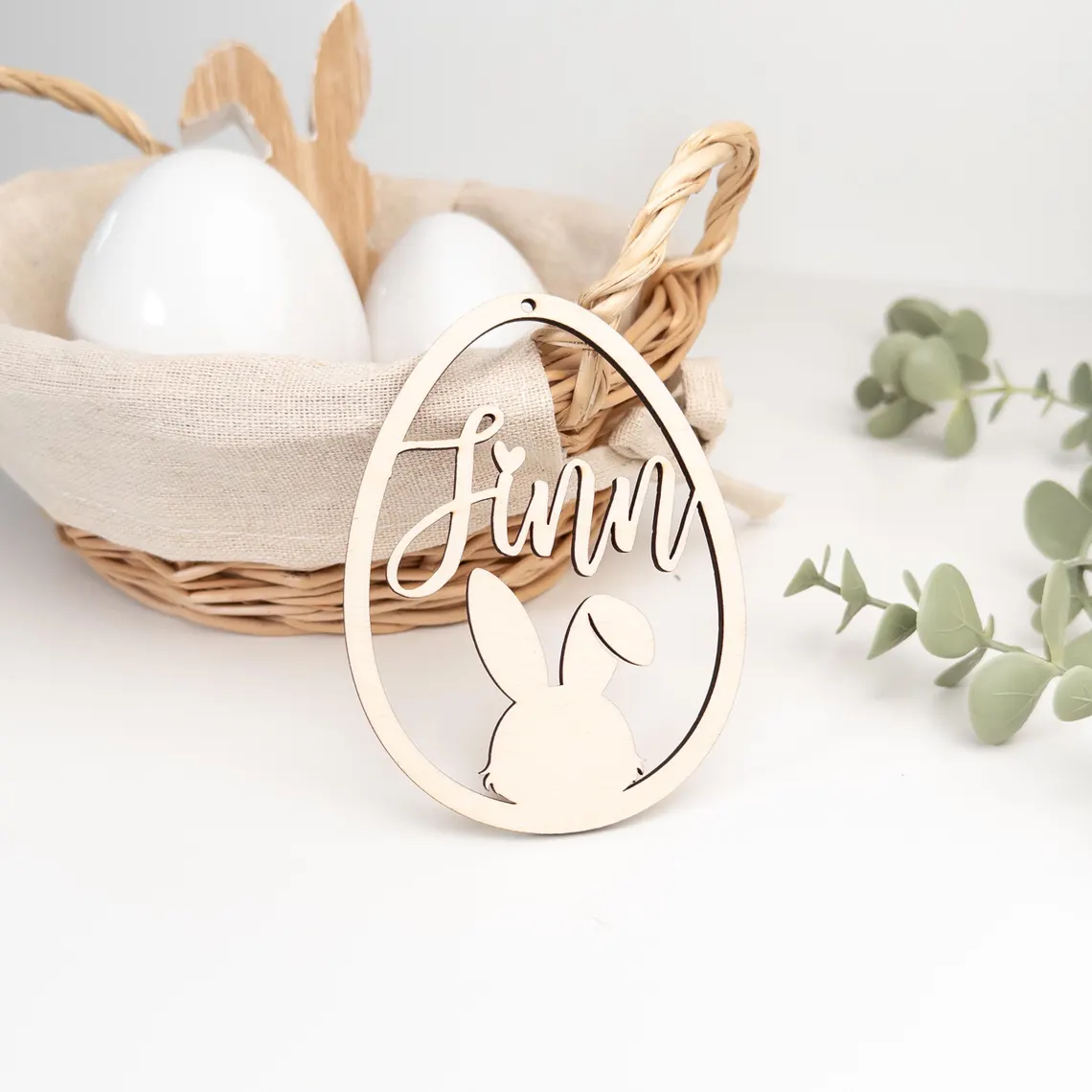 Personalisierter Holz-Osteranhänger in Eierform mit Name „Finn“ und Hasenmotiv – Deko für Osterkorb oder Ostergeschenk.