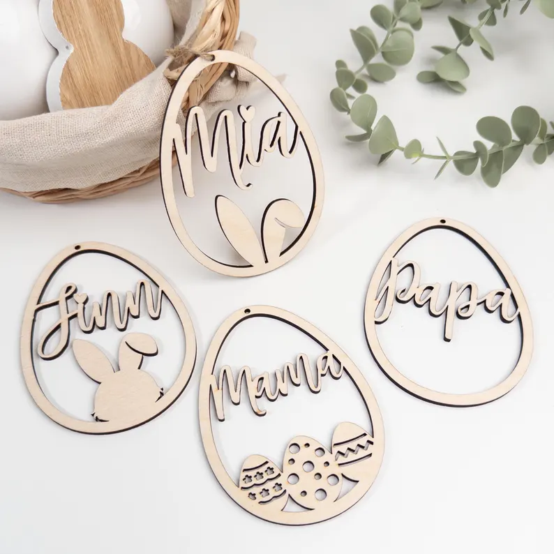 Personalisierte Osteranhänger aus Holz in Eierform – Namensanhänger „Mia“, „Finn“, „Mama“, „Papa“ – mit Hasenmotiv und Ostereiern, ideal als Osterdeko.
